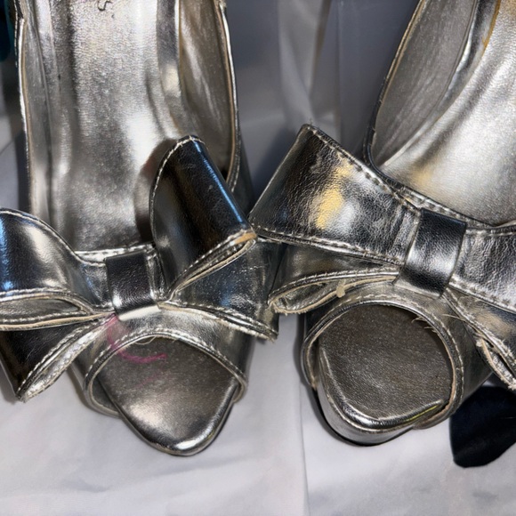 JUST FABULOUS  PARIS HILTON EDITION CHROME SILVER BIG BOW HEELS SIZE 8 - Picture 3 of 6